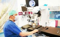 Au centre hospitalier régional universitaire (CHRU) de Brest, le professeur Rémi Marianowski a opéré un enfant de 30 mois atteint de surdité profonde